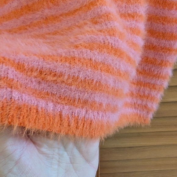 Fuzzy Crop Top Sweater - Picture 4 of 4